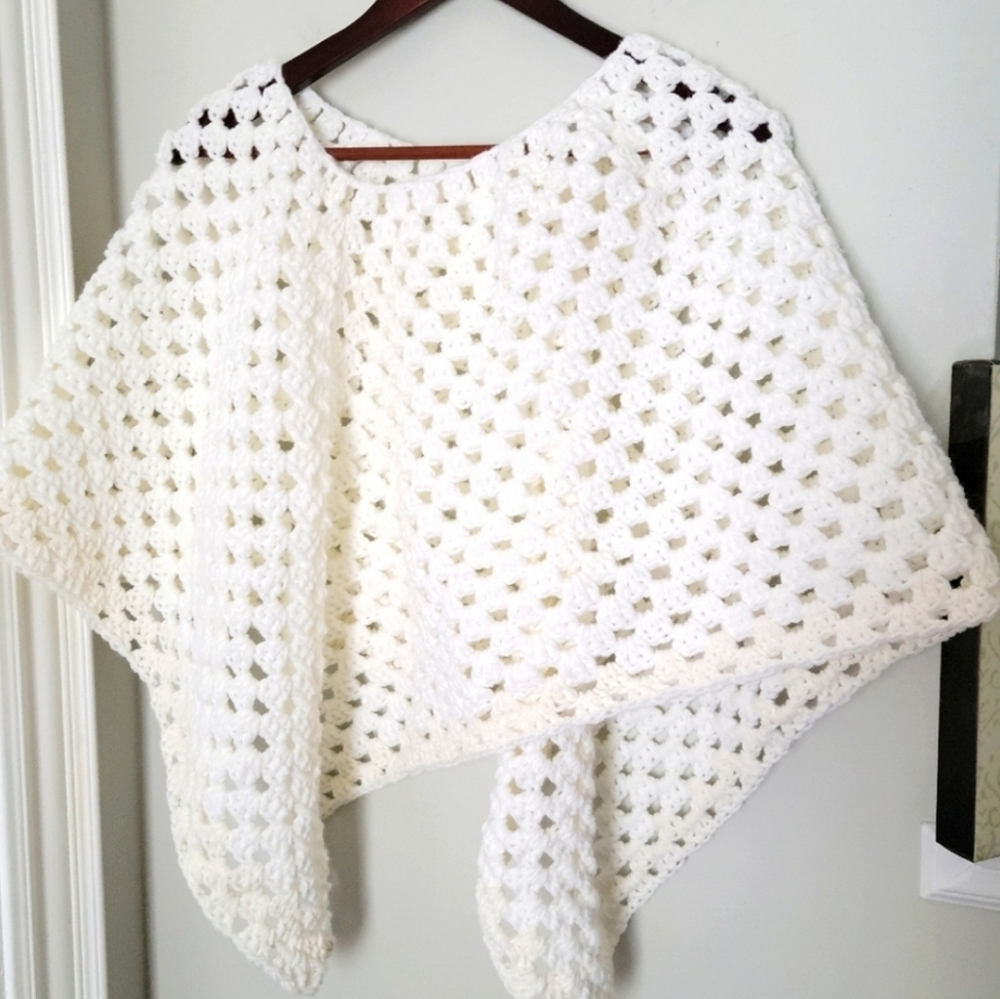 Beautiful Vintage Handmade Open Knit Poncho ♡